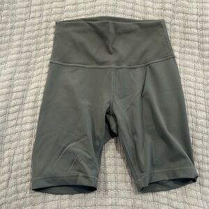 Lululemon wunder under train high rise 8” bike short in grey sage size 6